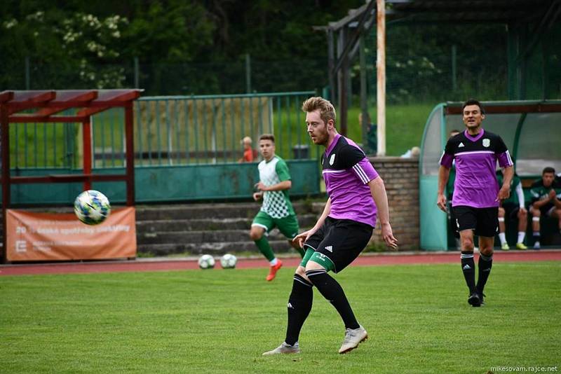 Fotbalisté Českého Krumlova (v zeleném) nečekaně doma podlehli Jankovu 0:2.