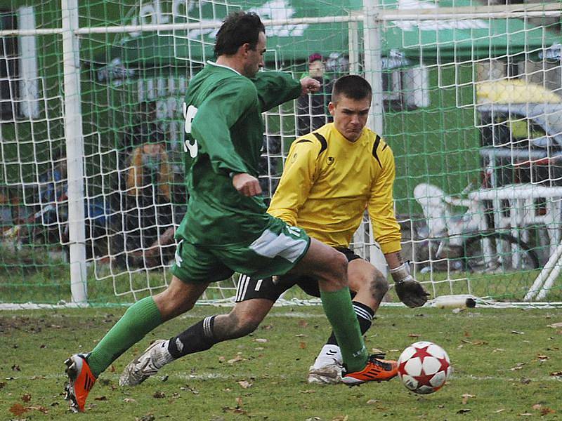 Po prohře v Čížové si fotbalisté krumlovského Slavoje v poločasové divizní tabulce pohoršili až na poslední místo (na snímku domácí Kučera obchází brankáře Jirkala a vzápětí zvyšuje na 2:0).