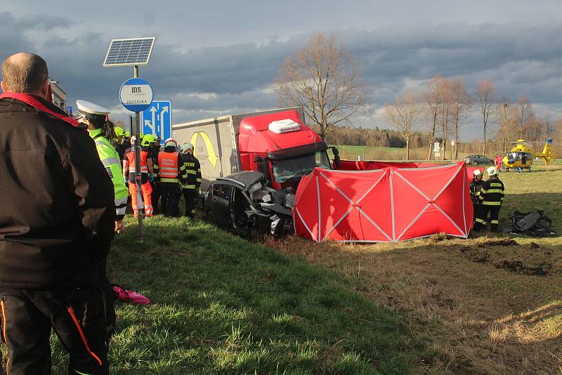 Vážná dopravní nehoda se odehrála v pátek odpoledne na křižovatce E 55 u Holkova.