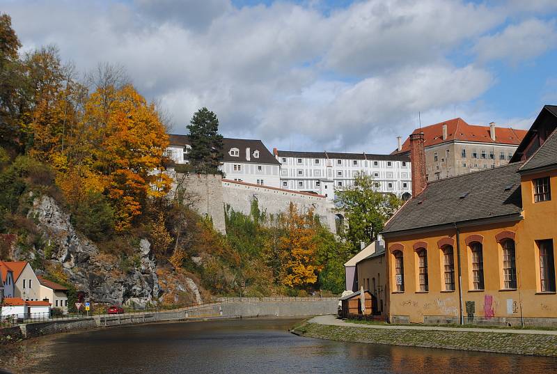 Český Krumlov se oblékl do podzimního.