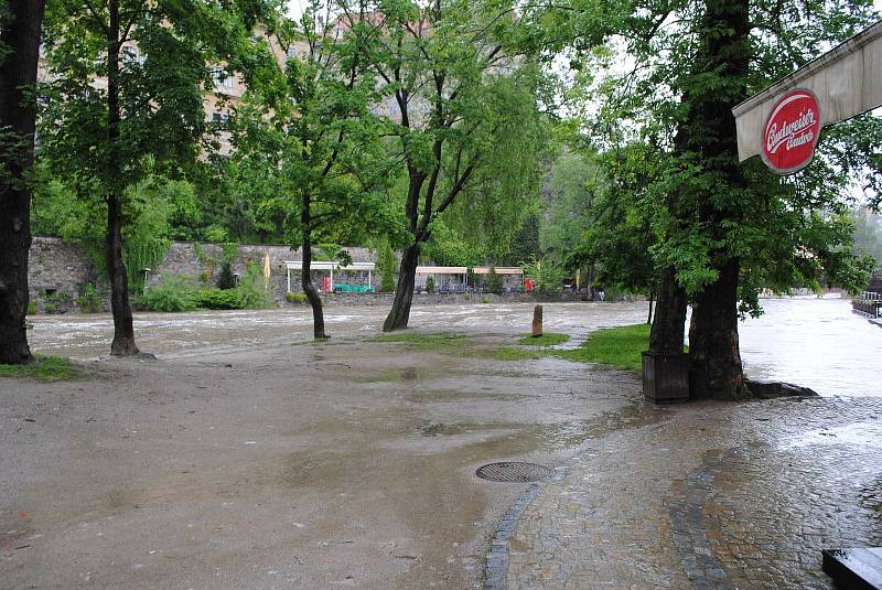 Povodně v Českém Krumlově v roce 2013. Ze břehů se vylila Polečnice, zahrozila i Vltava v centru. Pod vodou skončily hospodské zahrádky i auta.