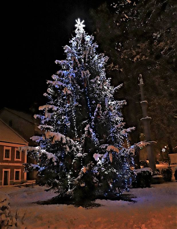 Vyšší Brod. Pokochejte se krásou vánočních stromů a stromků v obcích a městech regionu.