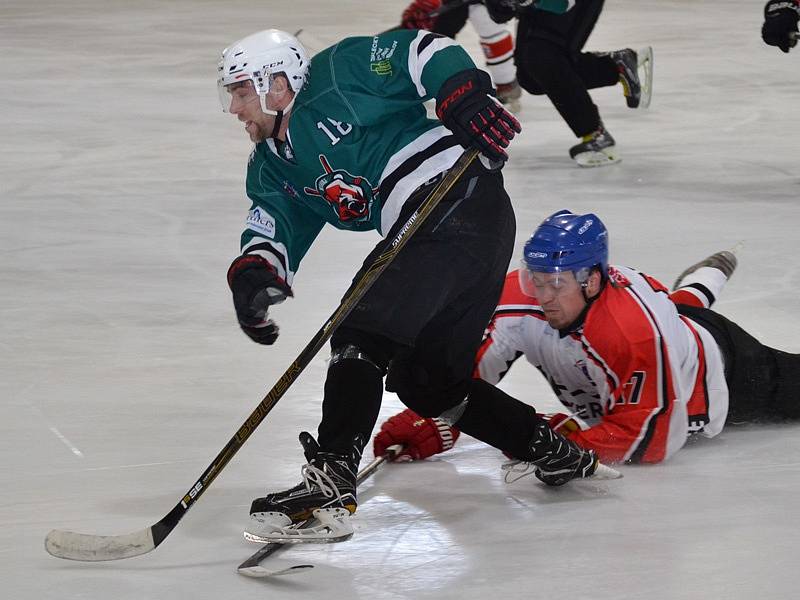 2. finále: HC Slavoj Český Krumlov (zelené dresy) - HC Strakonice 7:3 (0:1, 4:1, 3:1).