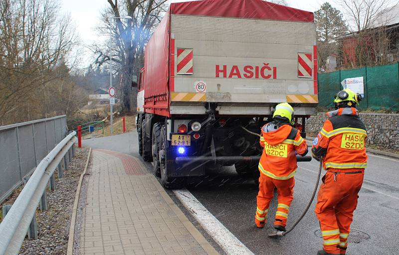 Drážní hasiči likvidují škody na Těchorazu ve Vyšším Brodě na trati z Rybníka do Lipna nad Vltavou.