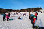 Oficiálně uzavřený skiareál Lipno zavalily rodiny s dětmi, užívaly si sníh, čistý vzduch a sluníčko.