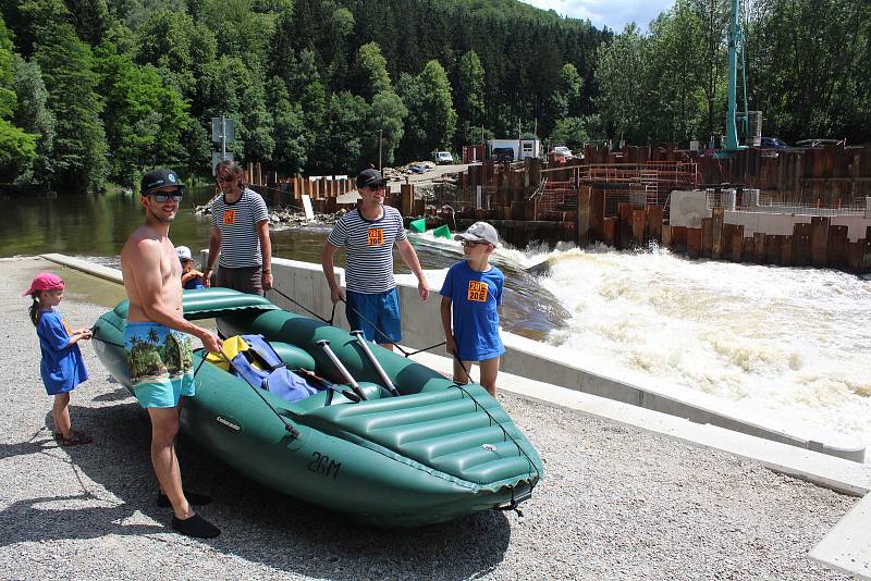 Pod Barevnou skálou se Vltava valí jen půlkou koryta, v té druhé se staví malá vodní elektrárna. Je tam vyhlášen zákaz splouvání a lodě se musí přenášet.