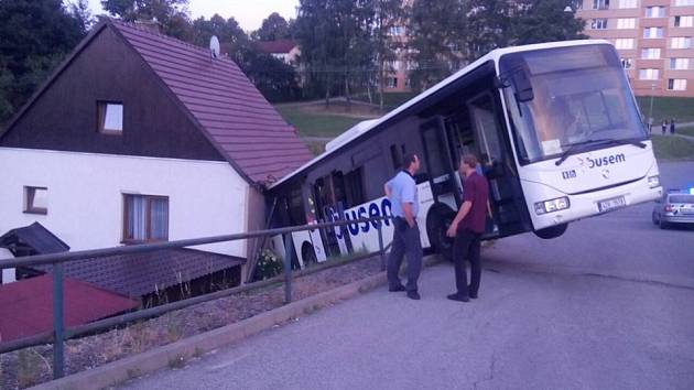 Zaparkovaný autobus sjel ze zastávky po svahu do rodinného domu.