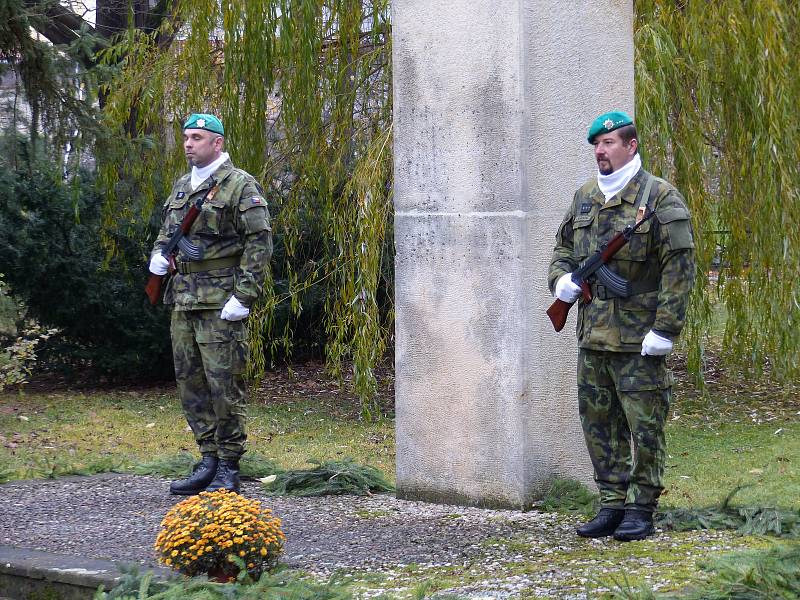 Pietní akt ke Dni válečných veteránů se tradičně konal v pátek v Městském parku v Českém Krumlově.