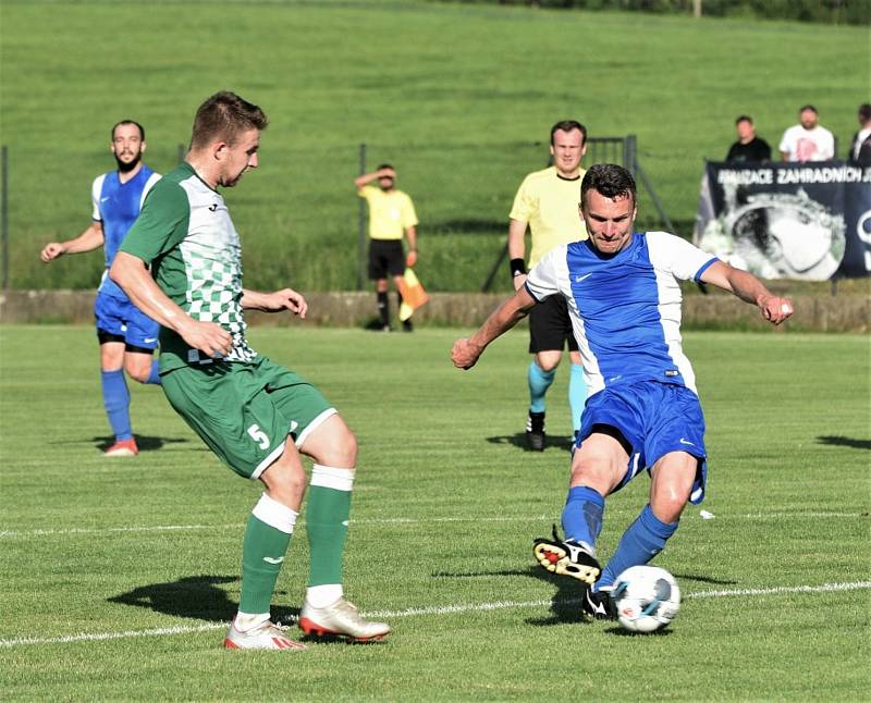 Fotbalisté Olešníku (v modrobílém) v rámci Turnaje přátelství porazili Český Krumlov vysoko 5:1.