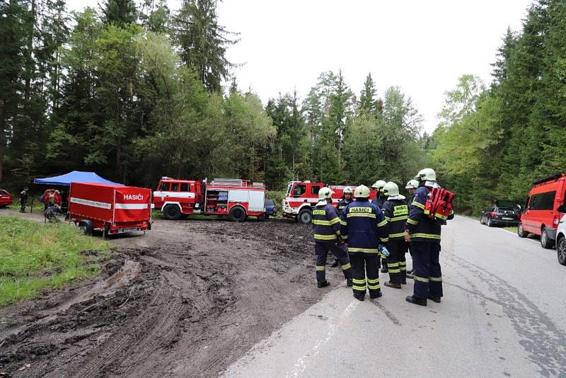 Taktické cvičení hasičů s kynologickými záchránáři se konalo kolem Přední Výtoně. Foto: Jiří Řechtáček