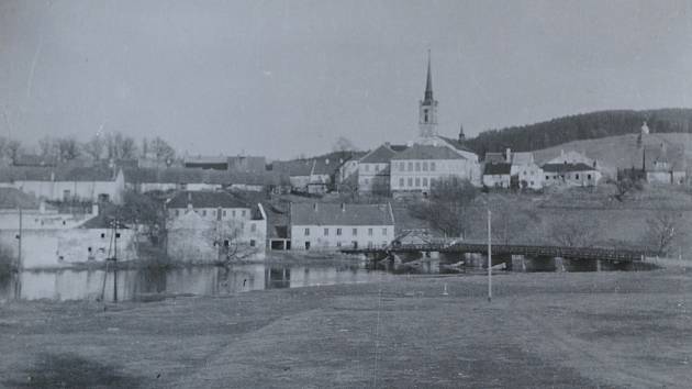 Frymburk v 50. letech 20. století na snímku Josefa Junka. Na snímku je hostinec u mostu.