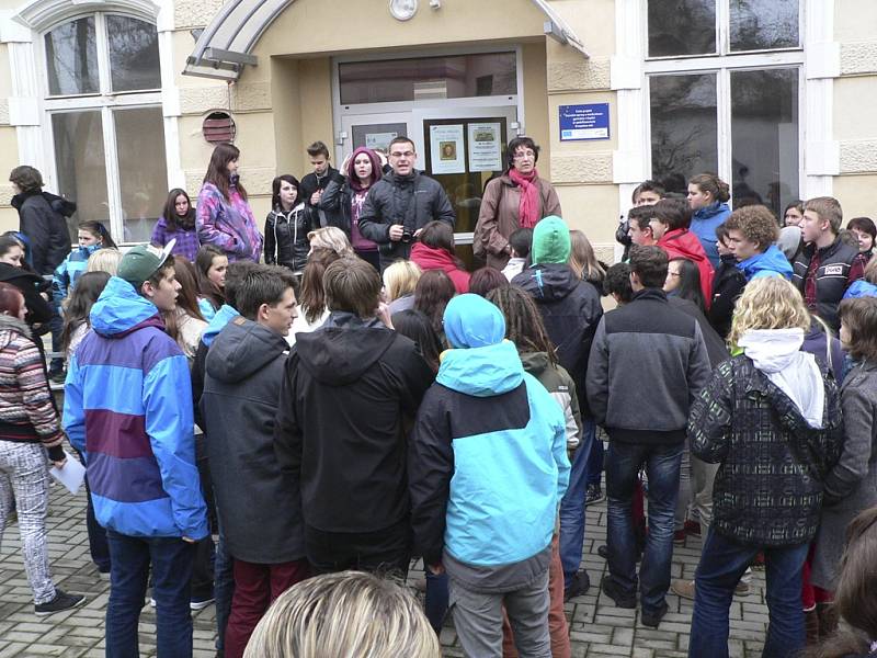 Průvod studentů se vydal po místech, kde všude bývaly střední školy v Kaplici.