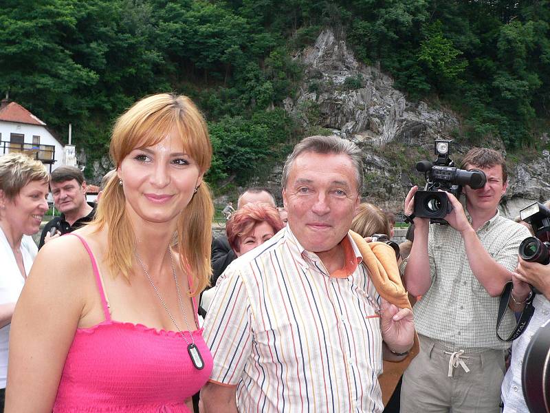 Karel Gott navštívil Český Krumlov 13. července 2005 za doprovodu celé řady známých osobností.