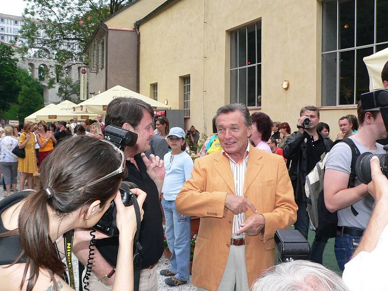 Karel Gott navštívil Český Krumlov 13. července 2005 za doprovodu celé řady známých osobností.