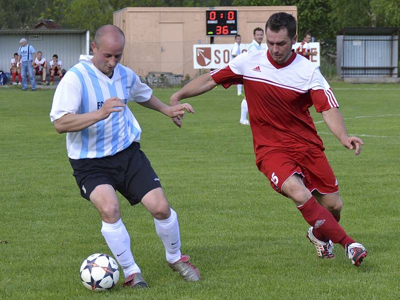 I. B třída (skupina A) - 23. kolo: Sokol Křemže (v červeném) - FC Šumava Frymburk 0:1 (0:0).