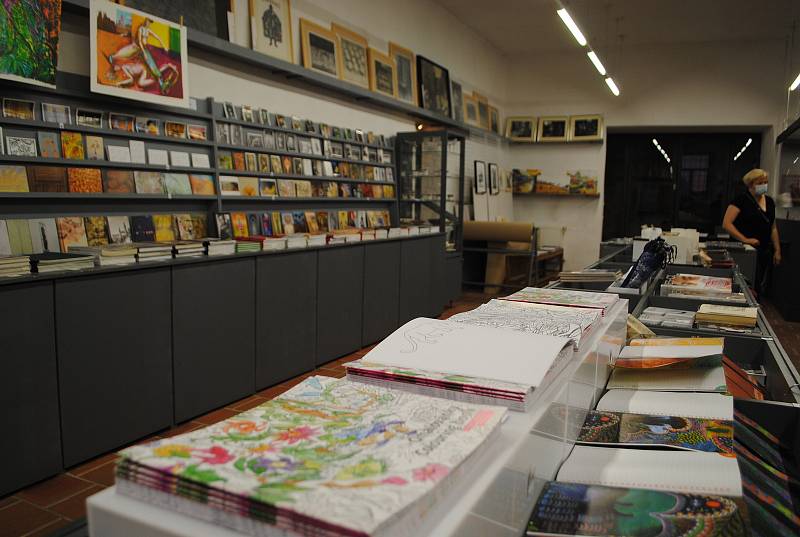 V prodejně Egon Schiele Art Centra. Kromě upomínkových předmětů, plakátů, katalogů atd. jsou ke koupi i originální díla autorů, kteří v galerii vystavovali.
