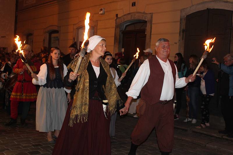 Noční ohňový průvod městem v pátek o Slavnostech pětilisté růže v Českém Krumlově.