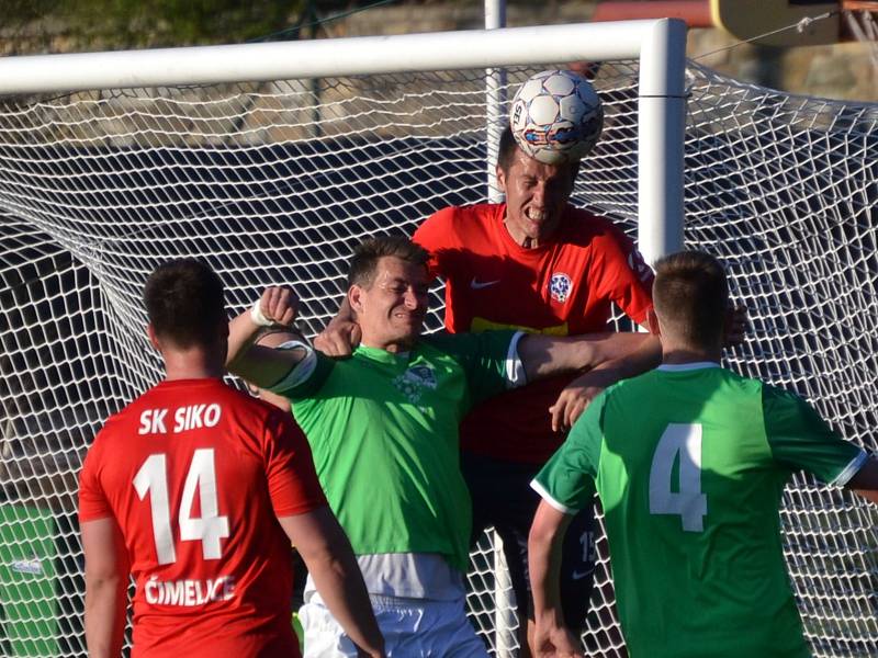 KP – 22. kolo: FK Slavoj Český Krumlov (zelené dresy) – SK Siko Čimelice 1:1 (1:0).