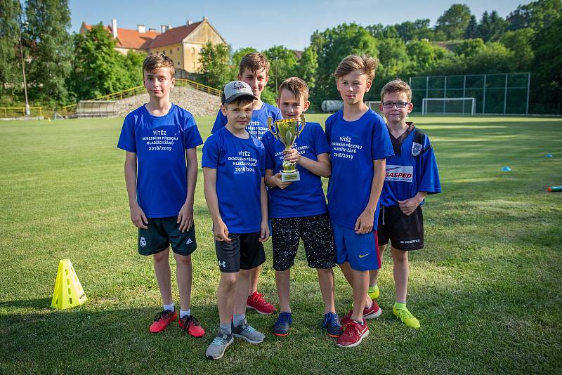 Mladší žáci SK Zlatá Koruna zaslouženě slaví titul okresního přeborníka i zlatou kopačku pro Lukáše Prenera.