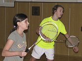 Už i v kategorii juniorů se prosazují křemežští žáci Petr Beran a Zuzana Matoušková (na snímku z domácích kurtů při společně hrané smíšené čtyřhře).