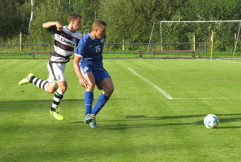 Kapličtí fotbalisté (v černobílém) doma zdolali Semice 2:1.