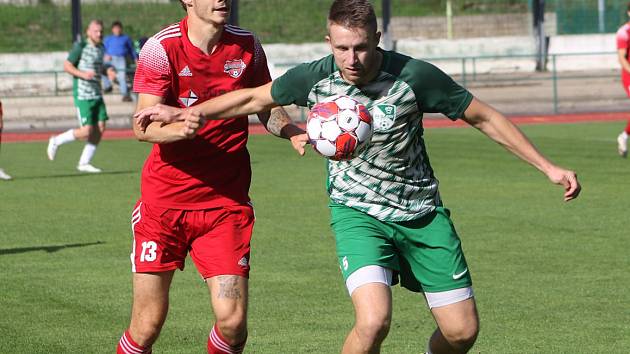 Fotbalová divize: Český Krumlov - Petřín Plzeň 1:2 (1:2).