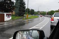Kolona aut na českokrumlovské Chvalšinské ulici se během víkendu táhla z jednoho konce města až na druhý, ke kruhovému objezdu u Tovární ulice.