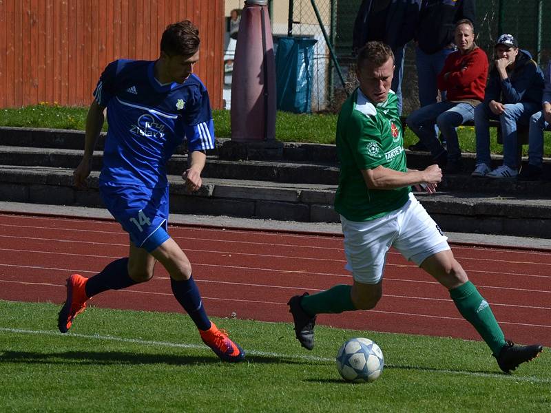 Dohrávka divize A - 23. kolo: FK Slavoj Český Krumlov (zelené dresy) - 1. FC Karlovy Vary 1:1 (1:0), na penalty 5:3.