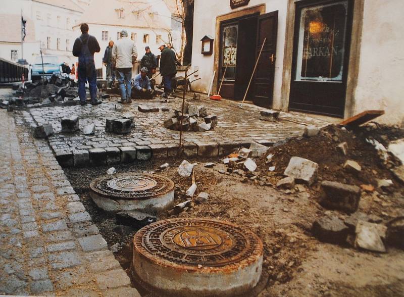 Český Krumlov v roce 1998. Zadlažďování Radniční ulice před hotelem Dvořák.