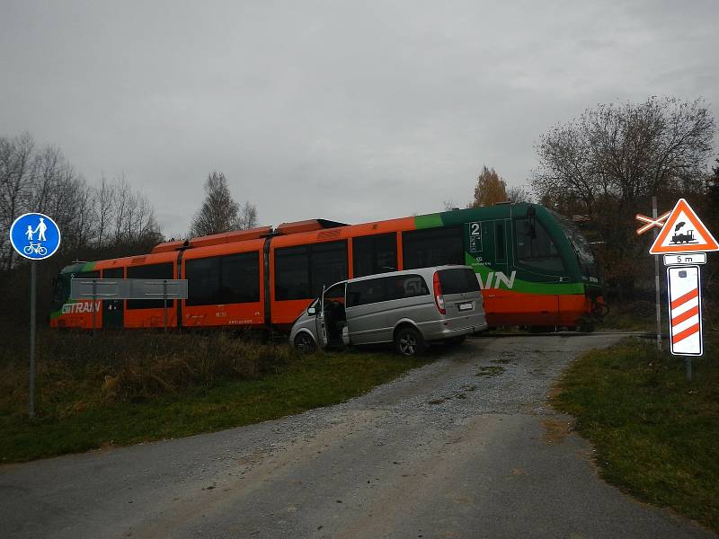 Srážka auta s vlakem na přejezdu u Horní Plané na Českokrumlovsku.