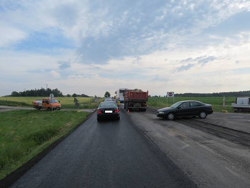 Nákladní Tatra narazila zezadu do autobusu jedoucího před ní na opravované silnici u Krnína a Dolního Třebonína.