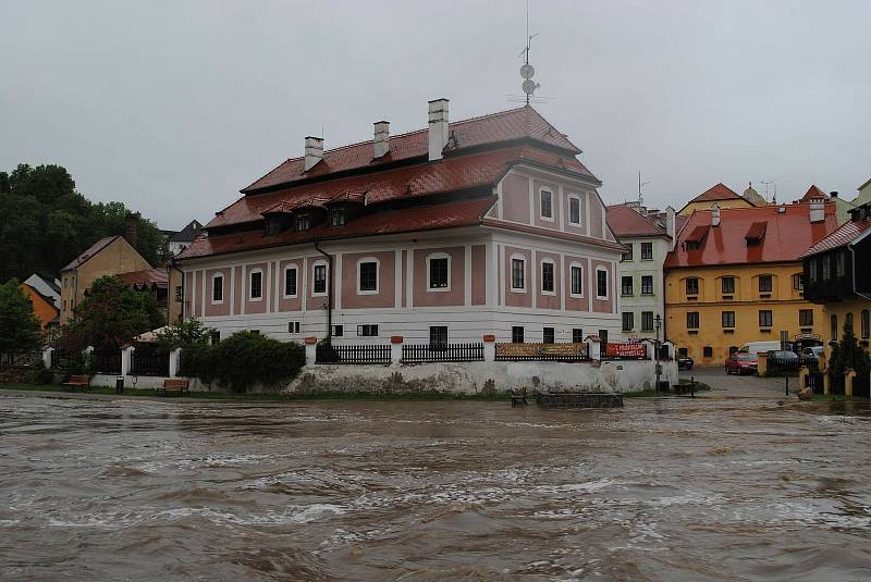 Povodně v Českém Krumlově v roce 2013. Ze břehů se vylila Polečnice, zahrozila i Vltava v centru. Pod vodou skončily hospodské zahrádky i auta.