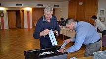 Krátce před 14. hodinou předseda volební komise v Křemži Václav Bürger a Jan Boršovský (zleva) úředně zapečetili volební schránku.
