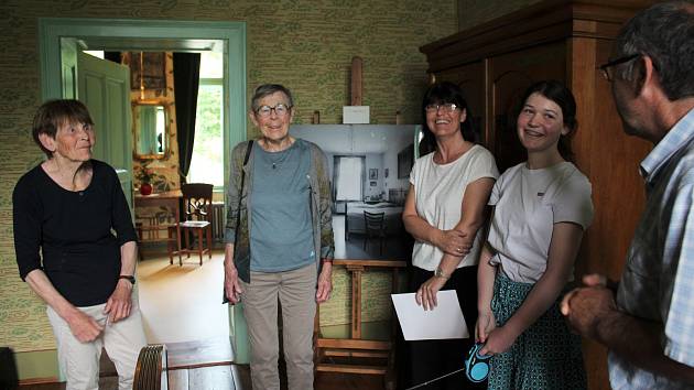 Svůj rodný dům, současné Museum Fotoateliér Seidel v českokrumlovské Linecké ulici, navštívily vnučky světově proslulého fotografa Josefa Seidela. Zleva: Freia Richwien, Gerlinde Frank, Sylvie a Felicitas Baumannovy a Petr Hudičák, kurátor muzea. 