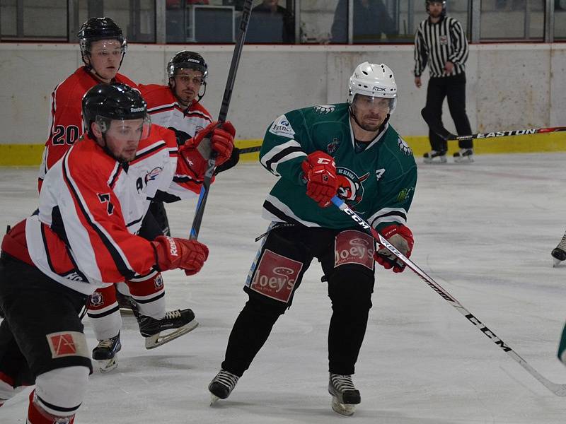 2. finále: HC Slavoj Český Krumlov (zelené dresy) - HC Strakonice 7:3 (0:1, 4:1, 3:1).