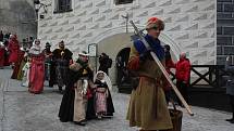 Historický kostýmovaný průvod v sobotu slavnostně zahájil zámeckou sezónu v Českém Krumlově.
