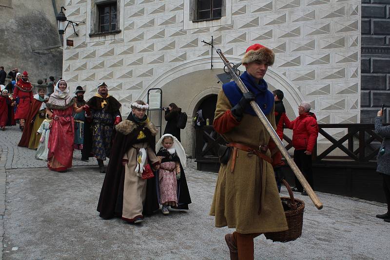 Historický kostýmovaný průvod v sobotu slavnostně zahájil zámeckou sezónu v Českém Krumlově.