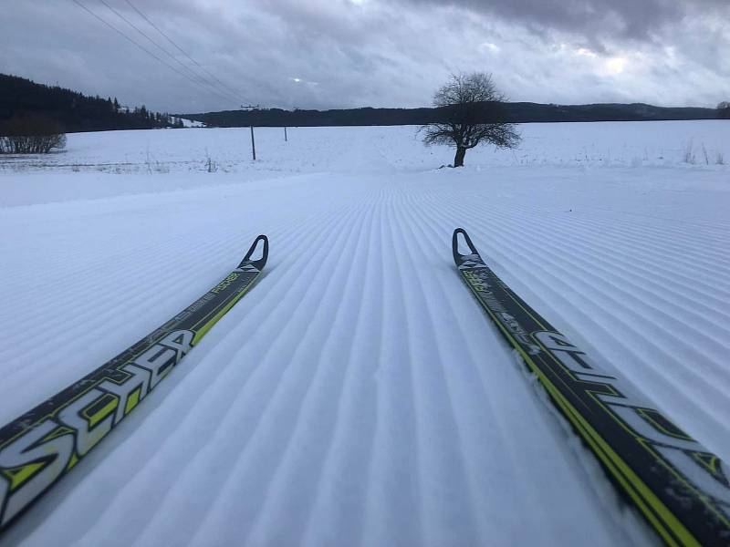 Bílá stopa v okolí Frymburka.