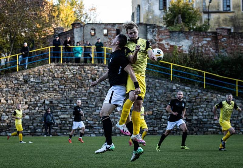 Fotbalisté Zlaté Koruny (ve žlutém) v očekávaném souboji přehráli Dolní Dvořiště 4:1 a vyšvihli se do čela tabulky.