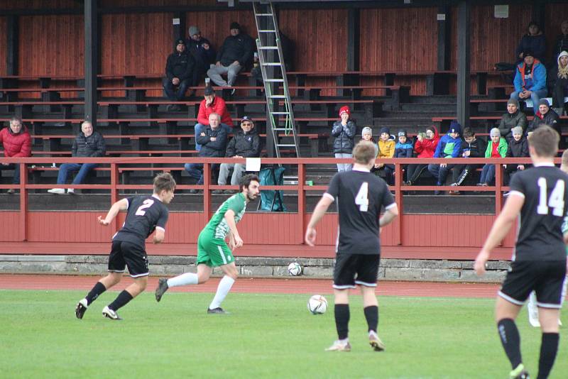 Fotbalová divize: Slavoj Český Krumlov - Tochovice 4:3 (2:1).