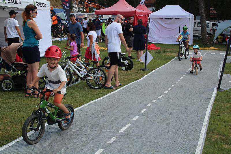 Lipno Sport Fest 2020 vyvrcholil závodem dračích lodí.