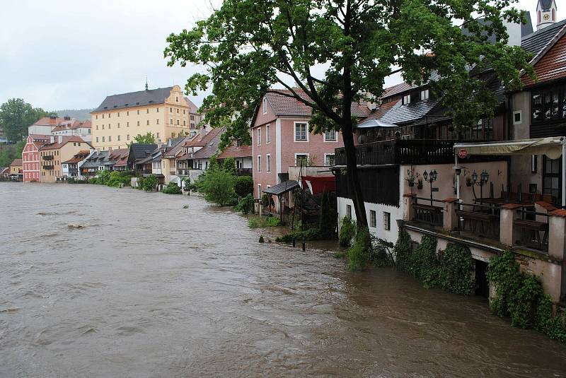 Povodně v Českém Krumlově v roce 2013. Ze břehů se vylila Polečnice, zahrozila i Vltava v centru. Pod vodou skončily hospodské zahrádky i auta.