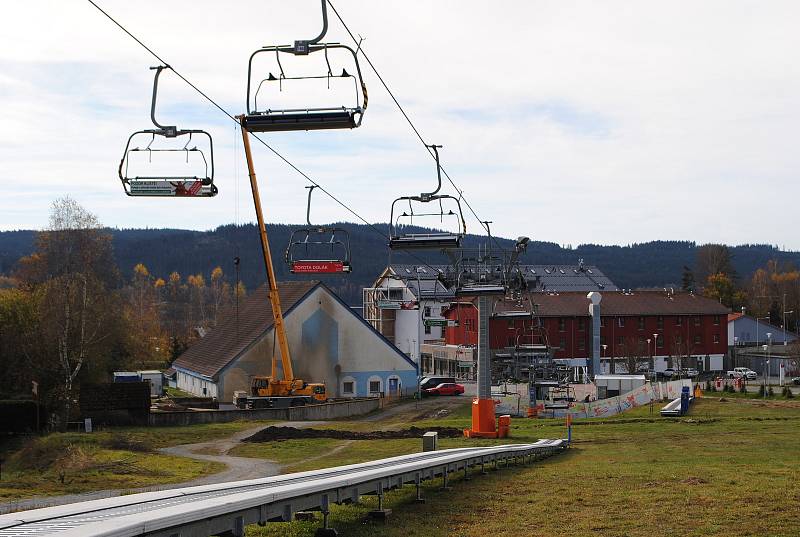 Přípravy na zimní sezónu ve skiareálu Lipno.