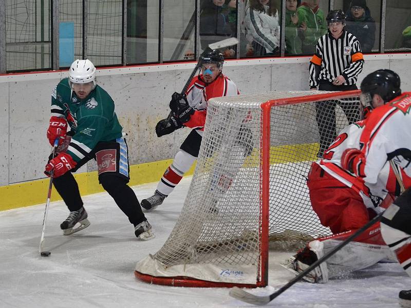 2. finále: HC Slavoj Český Krumlov (zelené dresy) - HC Strakonice 7:3 (0:1, 4:1, 3:1).