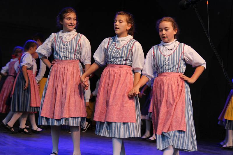 Mezinárodní folklórní festival uzavřela vystoupení domácích souborů Jitřenka a Růže.