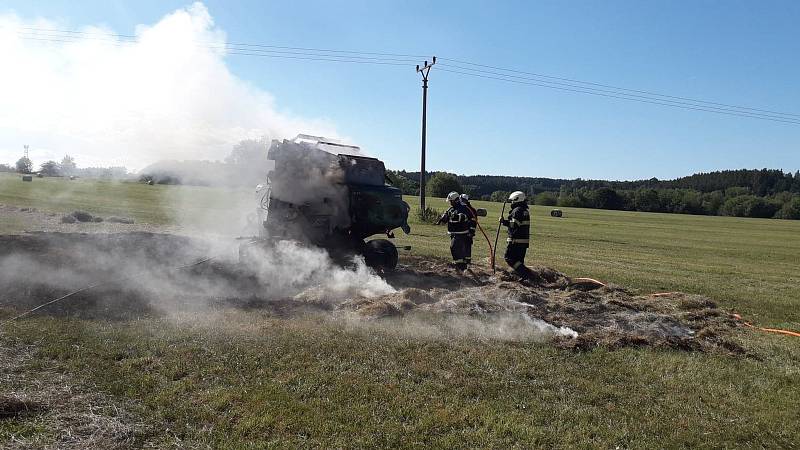 Požár z balíkovače se šířil i na strniště, hasičům se podařilo ho rychle zkrotit.