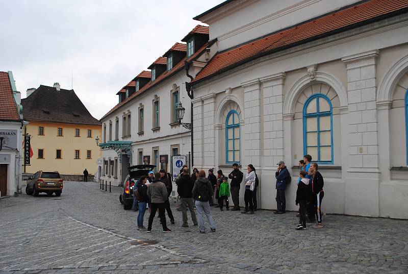 Dobrovolníci se sešli ráno před krumlovským městským divadlem, na cestu dostali kromě náčiní i svačinu.