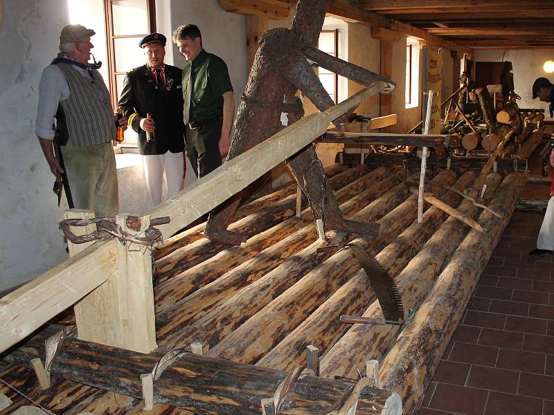 Expozice lesnictví a rybníkářství v  zámeckém mlýně v Jindřichově Hradci. Exponátem byl i pramen vorů.