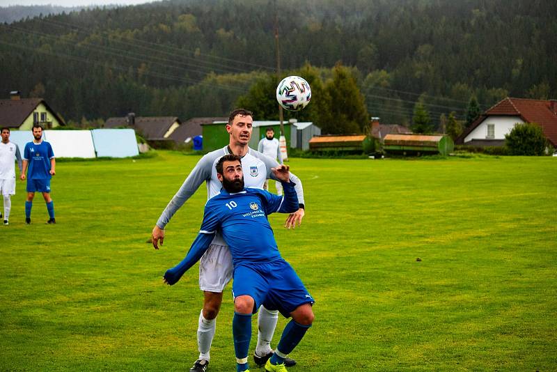 Fotbalisté Frymburku (v modrém) zdolali Dolní Dvořiště 2:0 a po šesti kolech jim patří druhá příčka tabulky I.B třídy sk. A.