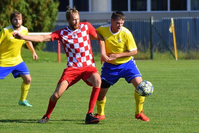 Fotbalisté Velešína (v červeném) prohráli v souboji týmů ze suterénu I. A třídy doma s Vimperkem 0:4.